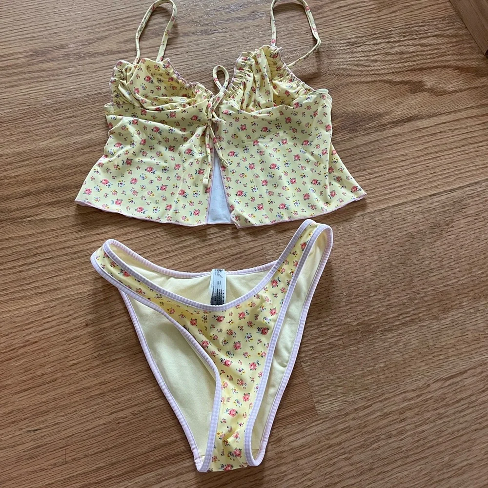 Frankie’s Bikinis set - Picture 1 of 5